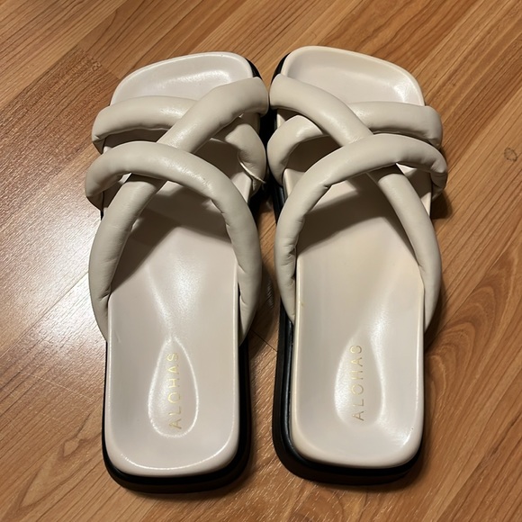 Brand new Alohas off-white leather slip-on criss cross sandals. Size 10. - Picture 4 of 10